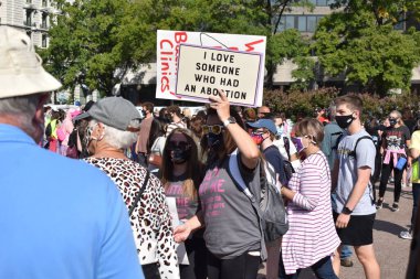 Washington, DC, ABD - 2 Ekim 2021: Freedom Plaza 'daki Kadın Yürüyüşünde Kürtaj Olan Birini Seviyorum Yazısını Tutuyor