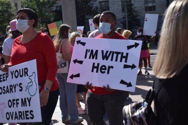 Washington, DC, ABD - 2 Ekim 2021: Erkek, Özgürlük Meydanı 'ndaki Kadın Hakları ve Kürtaj Haklarını Destekleyen Bir Tabela Tutuyor