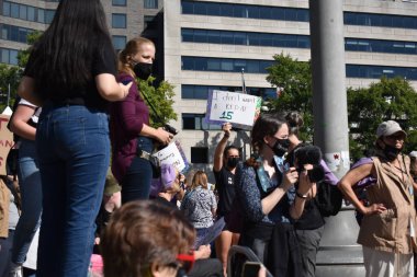 Washington, DC, ABD - 2 Ekim 2021: Kadın Yürüyüşüne katılmadan önce Kürtaj Haklarını Desteklemek İçin Özgürlük Meydanı 'nda Eylemciler Toplandı 