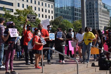 Washington, DC, ABD - 2 Ekim 2021: Kadın Yürüyüşüne katılmadan önce Kürtaj Haklarını Desteklemek İçin Özgürlük Meydanı 'nda Eylemciler Toplandı 