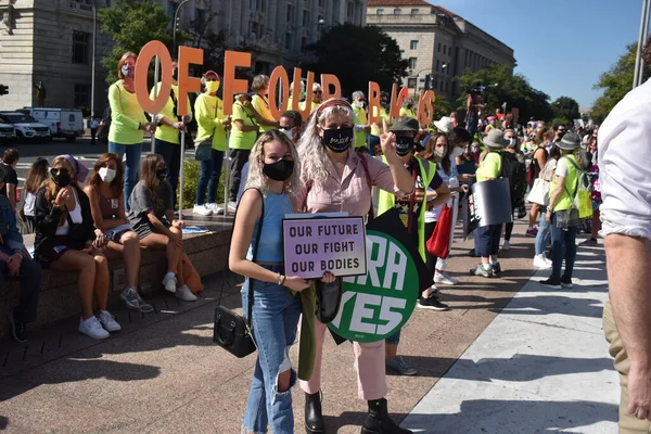 Washington, DC, ABD - 2 Ekim 2021: Kürtaj Haklarını Destekleyen İki Kadın ve Özgürlük Meydanı 'ndaki Kadın Protestocuların Önünde Bir Resim İçin ERA Pozu