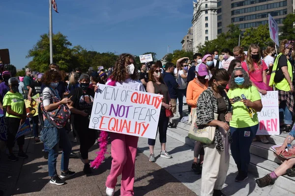 Washington, DC, ABD - 2 Ekim 2021: Kadınlar Özgürlük Meydanı 'ndaki Kadın Yürüyüşünde Kaliteli Erkeklerin Eşitlikten Korkmayacağı Yazısını Tutuyor