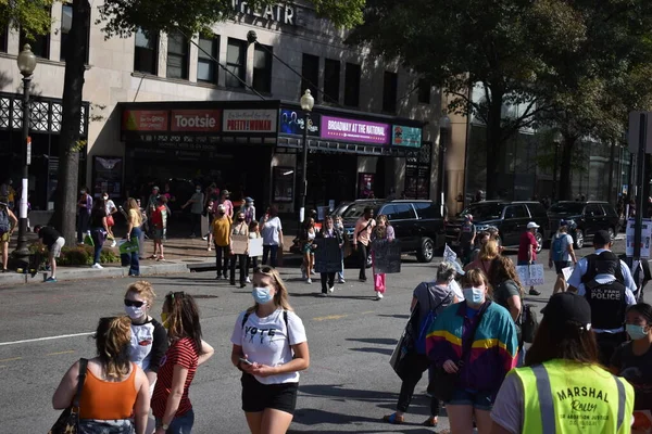 Washington, DC, ABD - 2 Ekim 2021: Freedom Plaza 'da Kürtaj Haklarını Desteklemek İçin Kadın Yürüyüşünde Kadın Kondomlardan Yapılmış Pelerin Giyiyor