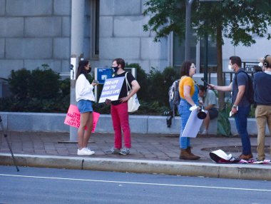 Washington, DC, ABD - 2 Ekim 2021: Freedom Plaza 'daki Kadın Yürüyüşü' nden Pensilvanya Bulvarı 'na Karşı Yaşam Karşıtı Protestocu Toplama