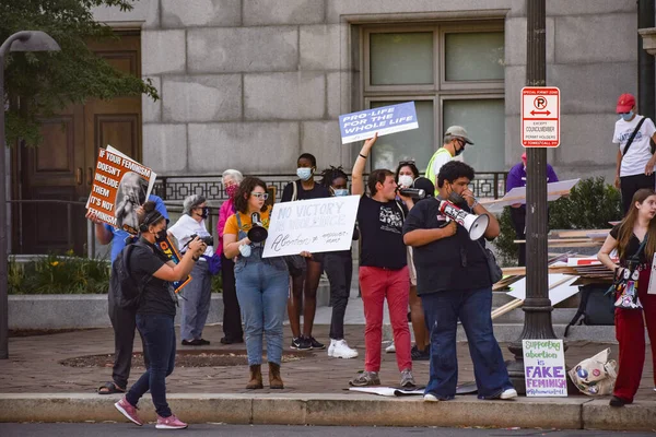 Washington, DC, ABD - 2 Ekim 2021: Freedom Plaza 'daki Kadın Yürüyüşü' nden Pensilvanya Bulvarı 'na Karşı Yaşam Karşıtı Protestocu Toplama