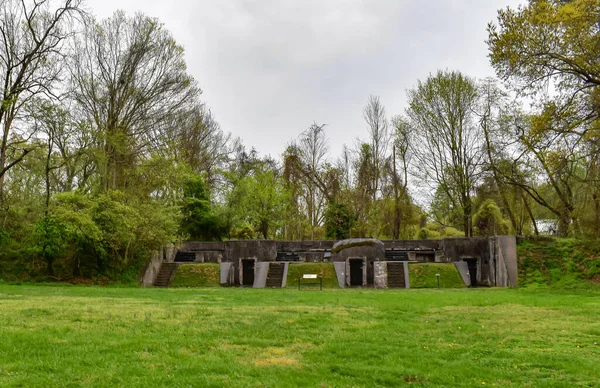 米国バージニア州ハント砦 2021年4月14日バージニア州マウントバーノン近くのハント砦公園内にあるハント砦の砲台跡 — ストック写真