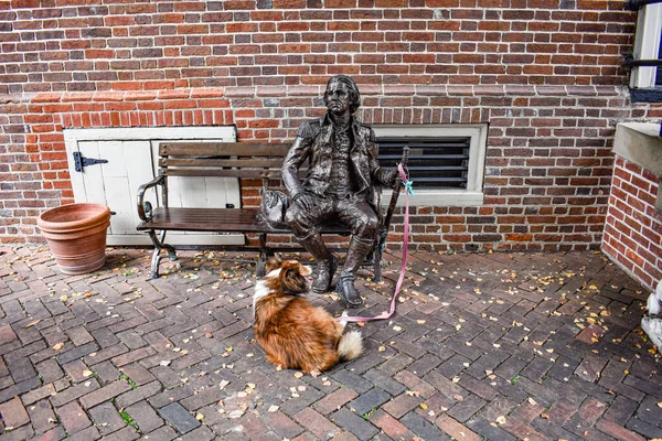 Alexandria, Virginia, ABD - 8 Ekim 2021: Charles Lee 'nin İskenderiye' deki bir bankta oturan heykeli