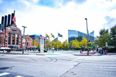 Baltimore, Maryland, ABD - 9 Ekim 2021: Baltimore İç Limanı 'ndaki Enerji Santrali ve Ulusal Akvaryumun Dış Hatları
