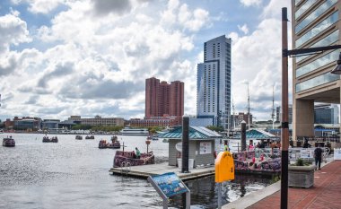 Baltimore, Maryland, ABD - 9 Ekim 2021: Pirate Themed Paddle Boats 'ta Turistlerin Sürüş yaptığı Baltimore İç Limanına Bakmak