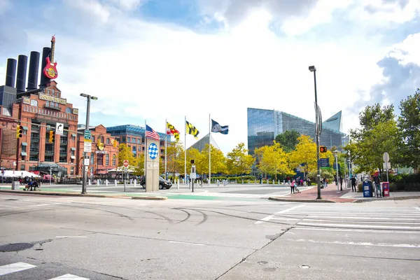 Baltimore, Maryland, ABD - 9 Ekim 2021: Baltimore İç Limanı 'ndaki Enerji Santrali ve Ulusal Akvaryumun Dış Hatları