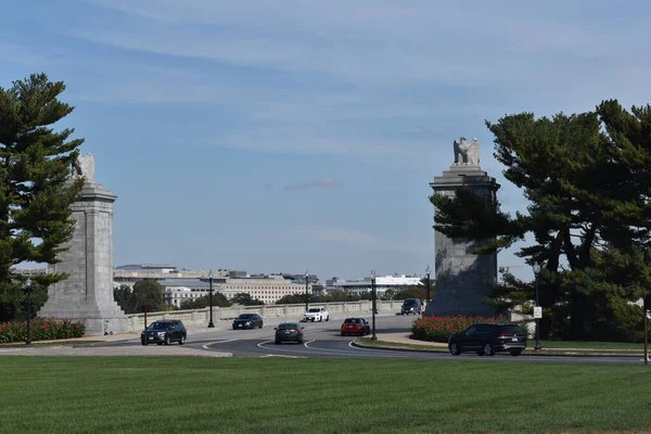 Arlington Virginia Usa Oktober 2021 Twee Adelaarssculpturen Bovenop Stenen Sokkel — Stockfoto