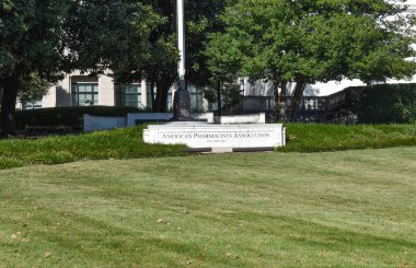 Washington, DC, ABD - 25 Ekim 2021: Amerikan Eczacılar Derneği 'nin Anayasa Bulvarı boyunca uzanan genel merkezinin dışındaki bir çimenlikte Mermer Taş İşareti