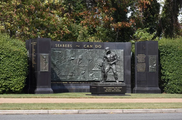 2021年10月25日 美国弗吉尼亚阿灵顿 秋天下午 在阿灵顿国家公墓附近纪念大道上的海蜂纪念碑 背景是树叶变色 — 图库照片