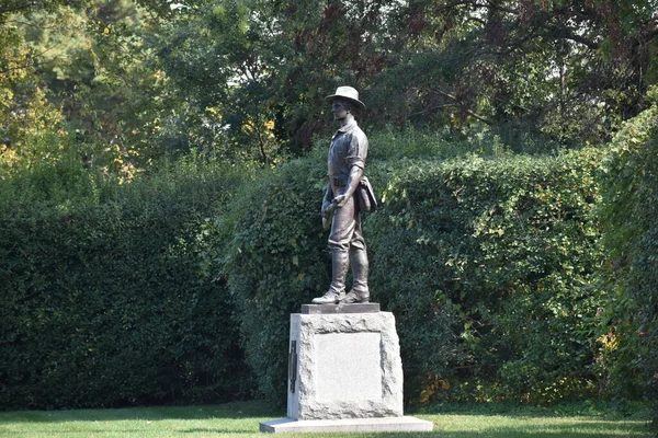 2021年10月25日 美国弗吉尼亚州阿灵顿 秋天下午 位于阿灵顿国家公墓附近纪念车道上的远征者 西班牙退伍军人纪念碑 — 图库照片