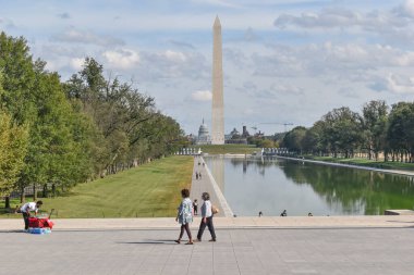 Washington, DC, ABD - 25 Ekim 2021: Washington Anıtı ve Başkent Binası Lincoln Anıtı 'ndan Ön planda Yansıyan Havuz ile Ağaçların Değişen Renkleri Sıralı