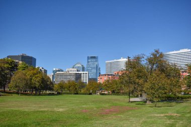 Arlington, Virginia, ABD - 27 Ekim 2021: Arlington, Virginia 'nın Skyline' ı Arlington, Meade Caddesi boyunca Parlak, Berrak Sonbahar Öğleden Sonra Arlington Ridge Park 'ından görüldüğü gibi