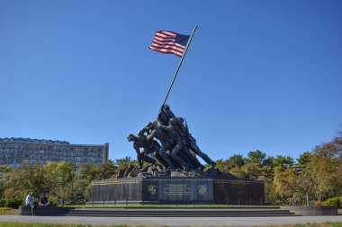 Arlington, Virginia, ABD - 27 Ekim 2021: ABD Deniz Piyadeleri Anıtı (Iwo Jima) Arlington Ridge Park Doğudan Parlak, Açık, Rüzgarlı Sonbahar Öğleden Sonrası