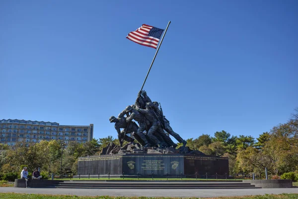 2021年10月27日 美国弗吉尼亚州阿灵顿 位于阿灵顿岭公园的美国海军陆战队纪念碑 Iwo Jima 在一个明亮 多风的秋日下午从东方观看 — 图库照片
