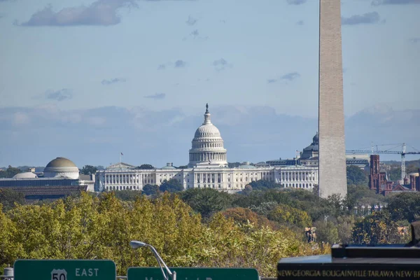 2021年10月27日 华盛顿特区 美国国会大厦 由前轮的树木框架起来 就像在一个清澈的秋日下午从阿灵顿岭公园的一座山上看到的 — 图库照片