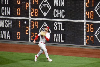 Philadelphia, Pennsylvania, ABD - 22 Eylül 2021: Philadelphia Phillies Sağ Kanat oyuncusu Bryce Harper Baltimore Orioles 'e karşı oynanan bir maçta köşedeki Pop Fly' ı kovaladı