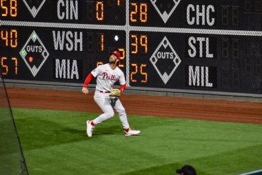 Philadelphia, Pennsylvania, ABD - 22 Eylül 2021: Philadelphia Phillies Sağ Kanat oyuncusu Bryce Harper Baltimore Orioles 'e karşı oynanan bir maçta köşedeki Pop Fly' ı kovaladı
