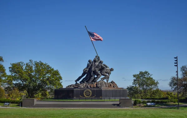 2021年10月27日 美国弗吉尼亚州阿灵顿 位于阿灵顿岭公园的美国海军陆战队纪念碑 Iwo Jima 在一个明亮 多风的秋日下午从西方观看 — 图库照片