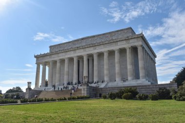 Washington, DC, ABD - 25 Ekim 2021: Lincoln Memorial Viewed from Ground Level on the Northeast, a Bright, Clear Fall Day, with Turians Strewn on the Memorial