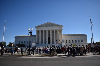 Washington, DC, ABD - 1 Kasım 2021: Yüksek Mahkeme Teksas Kürtaj Kanunu 'nun İçerideki Tartışmalarını Duyarken Basın ve Aktivistler Yargıtay' ın önünde toplandı