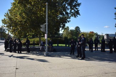 Washington, DC, ABD - 1 Kasım 2021: Teksas Kürtaj Yasası ile ilgili tartışmaları duyduğumuz gün, ABD Yüksek Mahkemesi önünde güvenlik sıkıdır