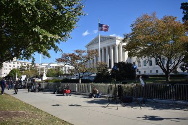 Washington, DC, ABD - 1 Kasım 2021: Yüksek Mahkeme Teksas Kürtaj Kanunu 'nun İçerideki Tartışmalarını Duyarken Basın ve Aktivistler Yargıtay' ın önünde toplandı