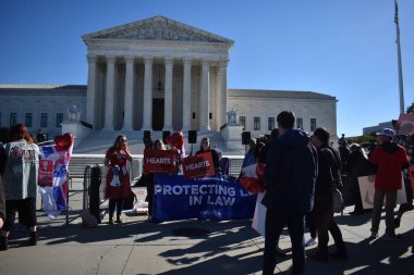 Washington, DC, ABD - 1 Kasım 2021: ABD Yüksek Mahkemesi 'nin önünde Teksas Kürtaj Yasasını Desteklemek İçin Yasada Hayatı Korumak Yazılı Aktivistler