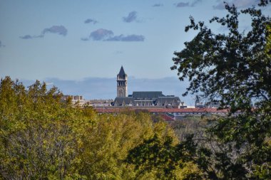 Washington, DC, ABD - 27 Ekim 2021: Eski Postane Saat Kulesi Ağaçların Üzerinde Sarı Yapraklarla Tepeler Arlington Ridge Park 'ından görüldüğü gibi