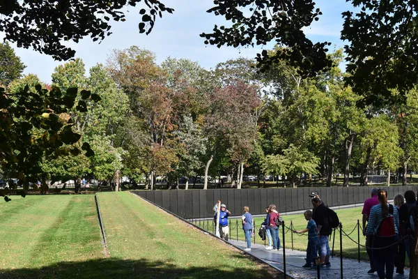 2021年10月25日 美国华盛顿特区 越南退伍军人纪念碑 被秋天初树木变色的银行命名 — 图库照片