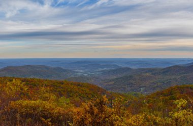 Sonbahar Öğleden Sonra Mavi Sırt Dağları 'nda Güneş Batıyor Güzel Sonbahar Yeşillikleri vurgulanıyor