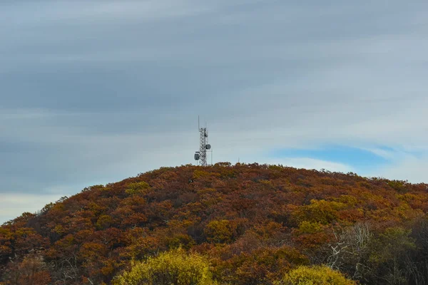 Комунікаційна Вежа Атоп Гора Вкрита Красивою Осінньою — стокове фото