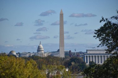 Washington, DC, ABD - 27 Ekim 2021: Washington, DC Skyline Arlington Ridge Park 'tan Capitol, Washington Anıtı ve Lincoln Anıtı' nın görüntüsüyle
