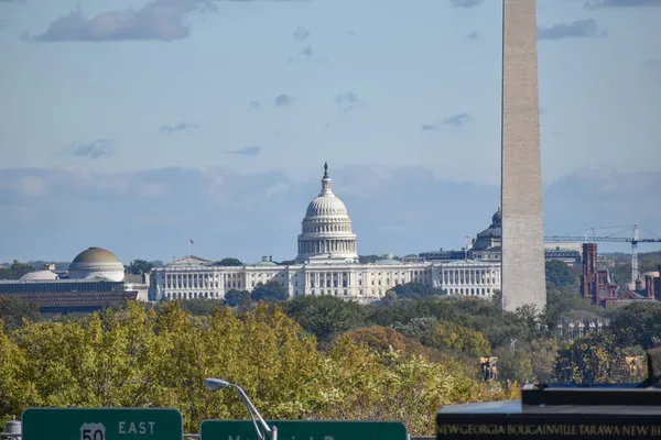 ワシントンDc 2021年10月27日 明確な秋の午後にアーリントンリッジ公園の丘から見た米国のキャピトルビル右側のワシントン記念碑の体 — ストック写真