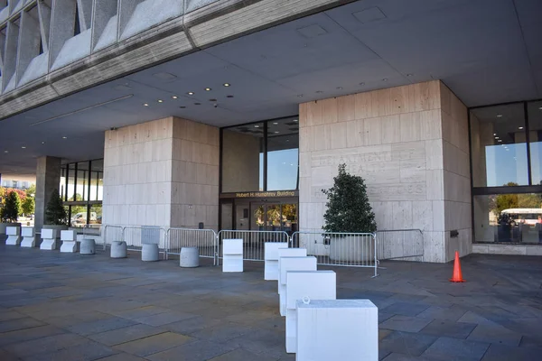 ワシントンDc 2021年11月1日 明るい秋の朝の影にある米国保健福祉省 Hubert Humphrey Building への入り口 — ストック写真