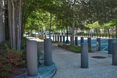 Washington, DC, ABD - 1 Kasım 2021: 3. ve D caddelerinin kaldırımları Sabahın erken saatlerindeki yapraklarla çevrili