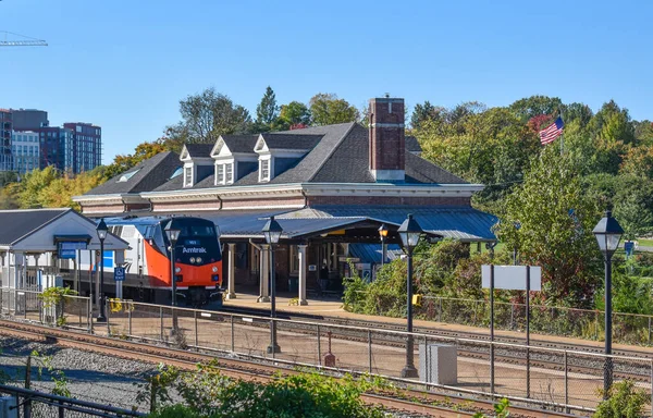 Alexandria, VA, ABD - 1 Kasım 2021: Bir Amtrak Treni Parlak Sonbahar Öğleden Sonra Tarihi Alexandra İstasyonuna Girdi