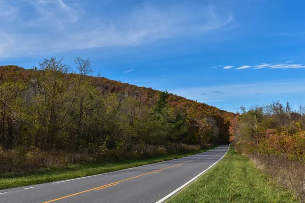 Kronkelend Land Weg Reizen Door Mooie Herfst Gebladerte — Stockfoto