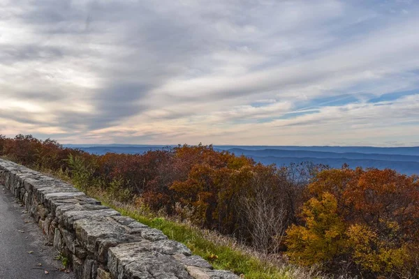 Kleurrijke Herfstkleuren Gezien Vanuit Een Landschap Met Uitzicht Een Landweg — Stockfoto