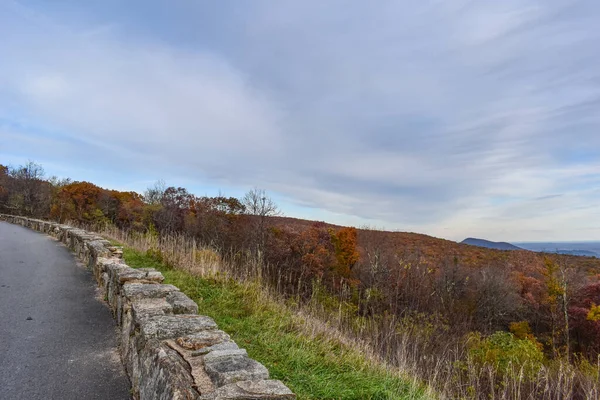 五彩缤纷的秋天色彩犹如从乡间小路的风景俯瞰中看到弗吉尼亚的蓝岭山脉 — 图库照片