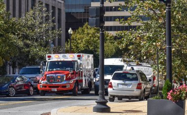 Washington, DC, ABD - 1 Kasım 2021: Bir Ambulans, Washington, DC 'de 3. Cadde yakınlarındaki D Caddesi' nde Sağlık ve İnsan Hizmetleri Binası 'na Acil Durum Çağrısına Yanıt Verdi