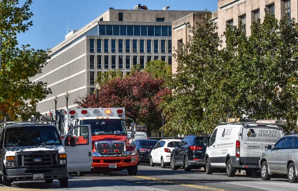 米国ワシントンDc発 2021年11月1日 ワシントンDc中心街の3番街付近のD通りで救急車が呼び出される Health Human Services Building — ストック写真