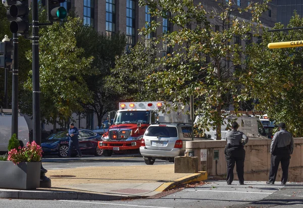 米国ワシントンDc発 2021年11月1日 ワシントンDc中心街の3番街付近のD通りで救急車が呼び出される Health Human Services Building — ストック写真