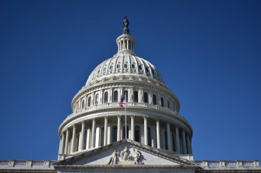 Washington, DC, ABD - 1 Kasım 2021: ABD Kongre Binası 'na Doğu Yakası' ndaki Merdivenlerden bakmak Sonbaharda Parlak, Açık Bir Gün 