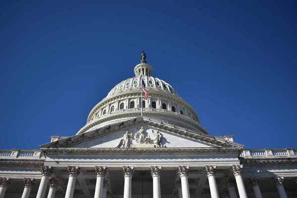 Вашингтон, округ Колумбия, США - 1 ноября 2021 года: Взгляд вверх на здание Капитолия США с лестницы на восточной стороне в яркий, ясный день осенью 