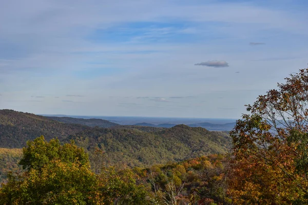 Shenandoah Ulusal Parkı, Virginia, ABD - 3 Kasım 2021: Önplanda Güzel Düşen Ağaçlarla Dağ Sahnesi ve Arkaplanda Parlak Mavi Gökyüzü