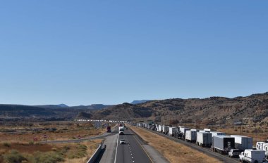 McCartys, New Mexico, ABD - 21 Kasım 2021: Grants, New Mexico yakınlarındaki I-40 karayolundaki kaza I-40 karayolunda batıya giden trafiği durdurdu.